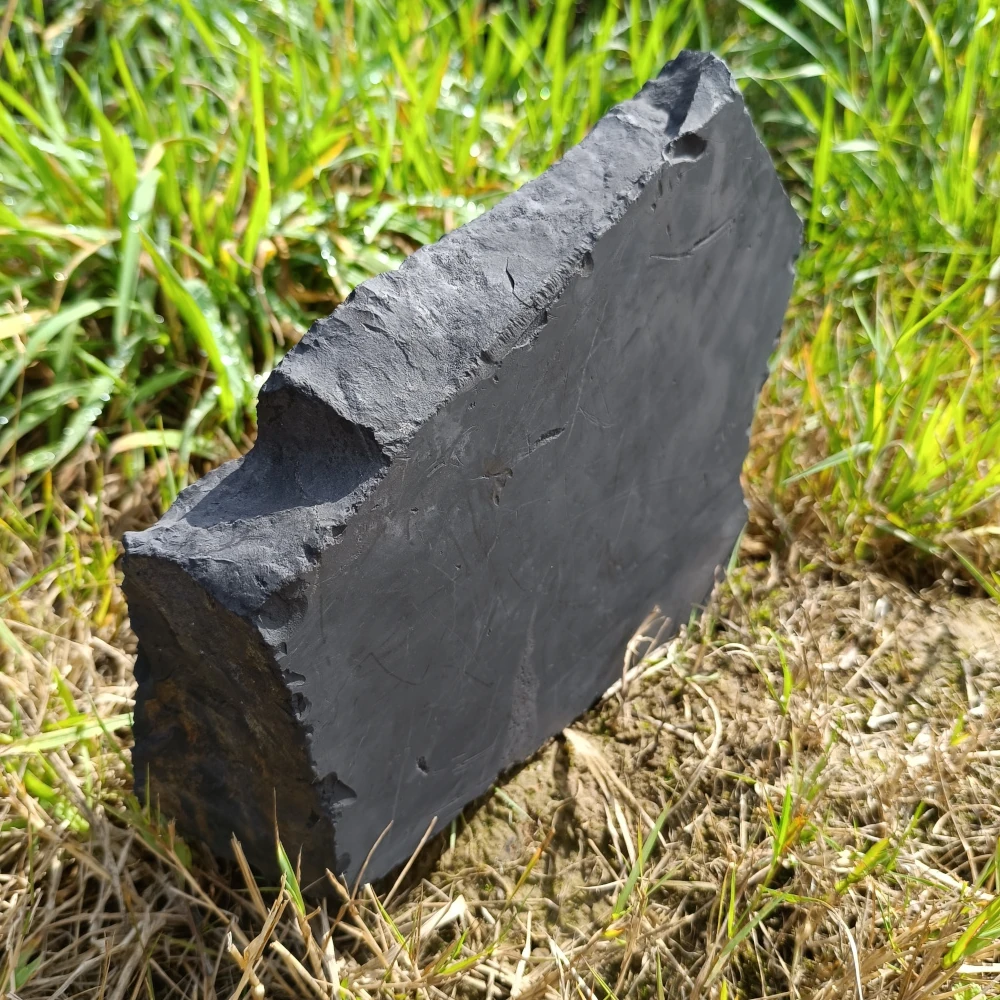 Schungit Rohstein, grobe Struktur, dunkelgrau, natürliche Bruchkanten