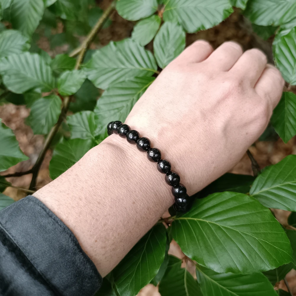 Kugelarmband aus Schungit am Arm