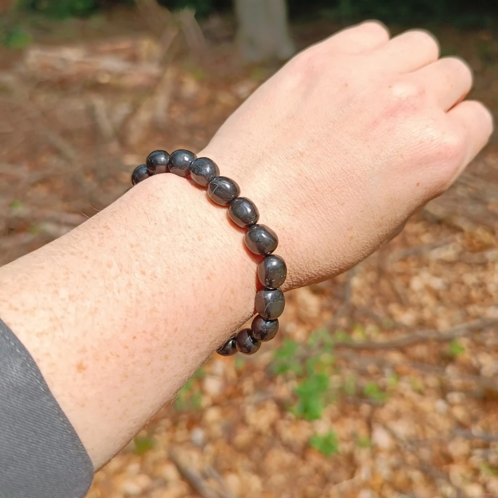 Armband aus Schungit Barocksteinen in der Sonne