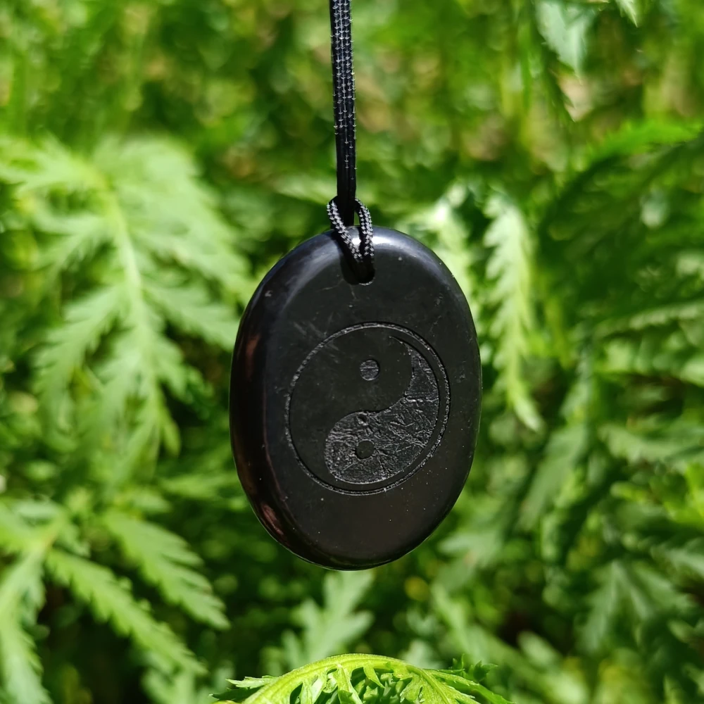 Haengender Anhaenger aus Schungit mit Yin und Yang Symbolik