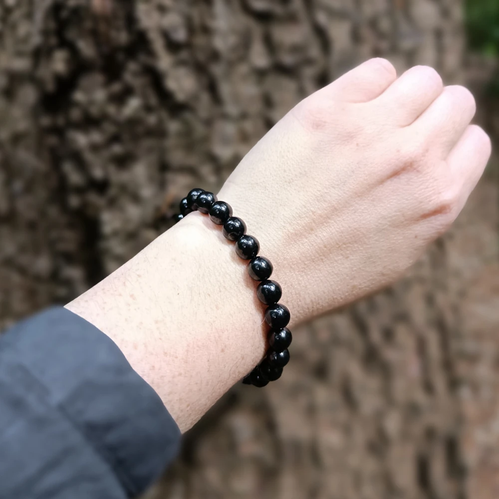Perlenarmband aus Schungit am Handgelenk