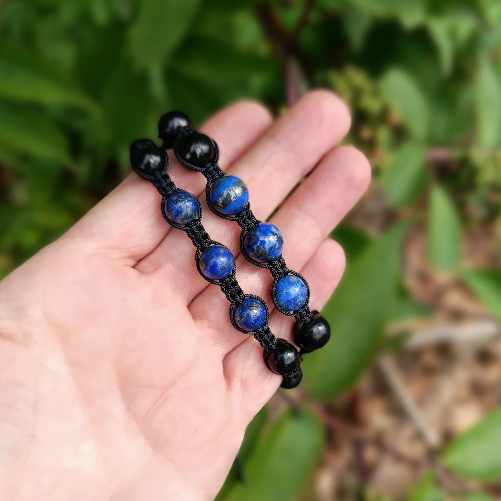 Schungit und Lapislazuli Armbaender in der Hand