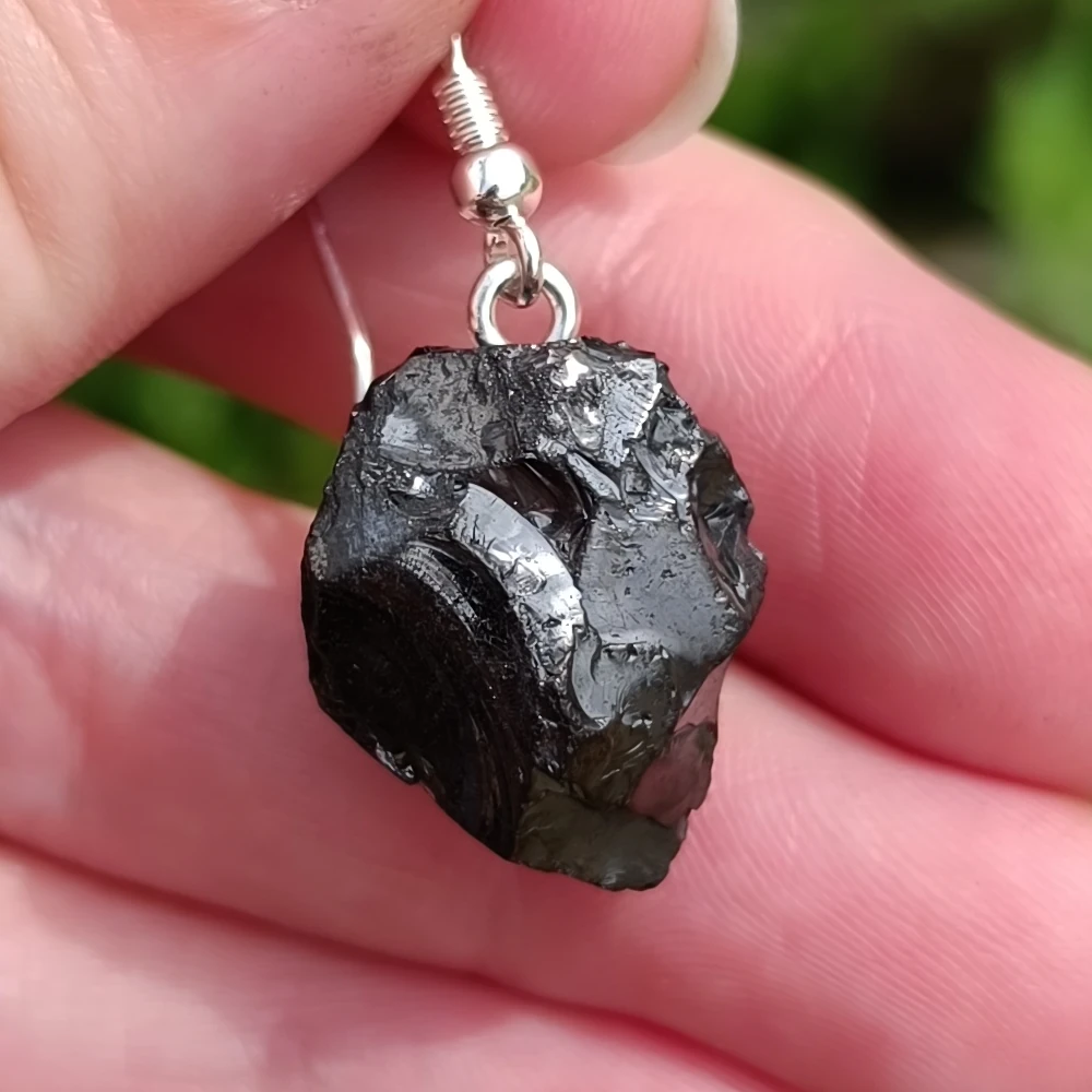 Tropfenfoermiger Ohrring aus Edelschungit