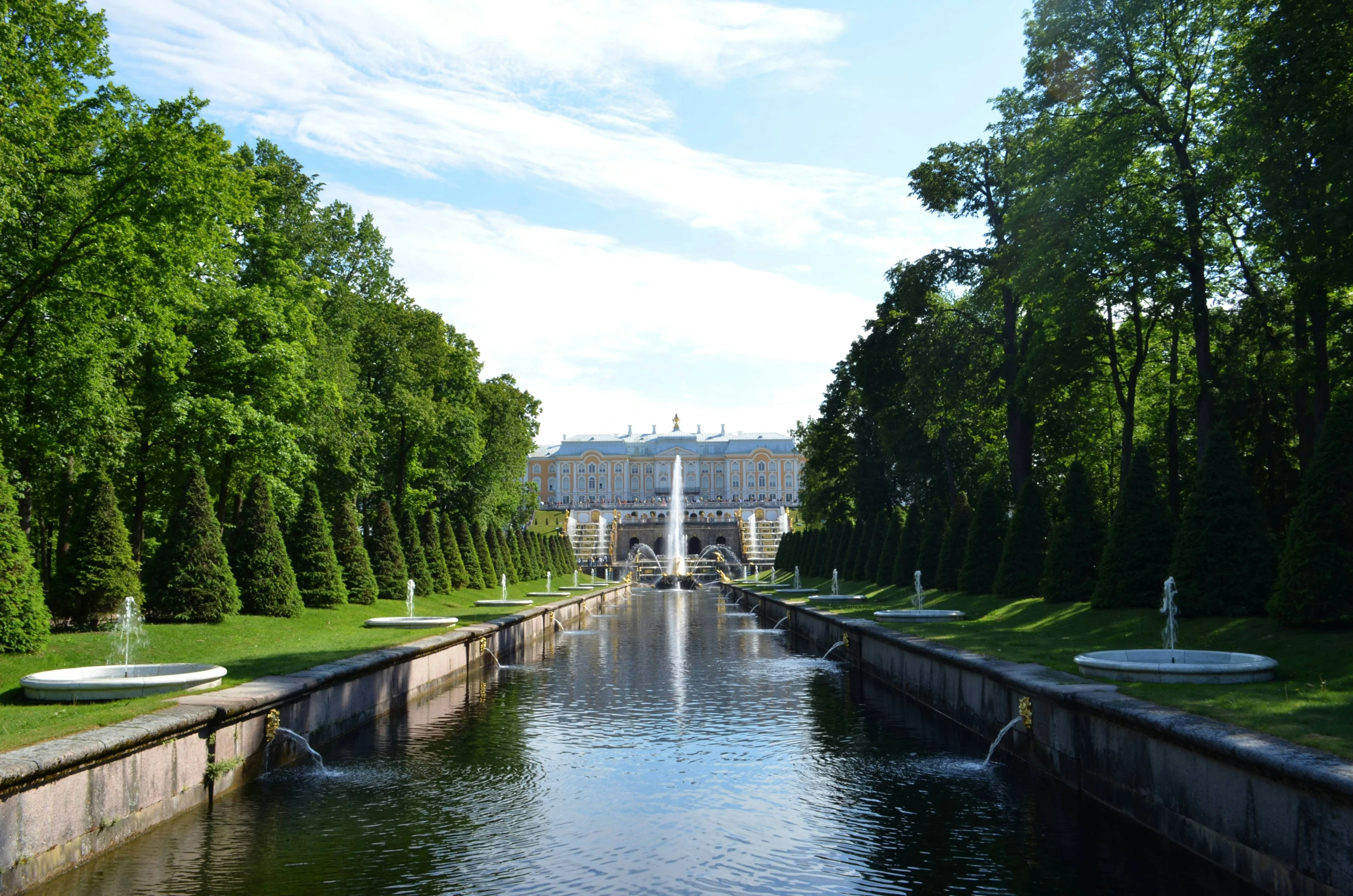 Allee mit Wasser und Baumen am Rand in Karelien.