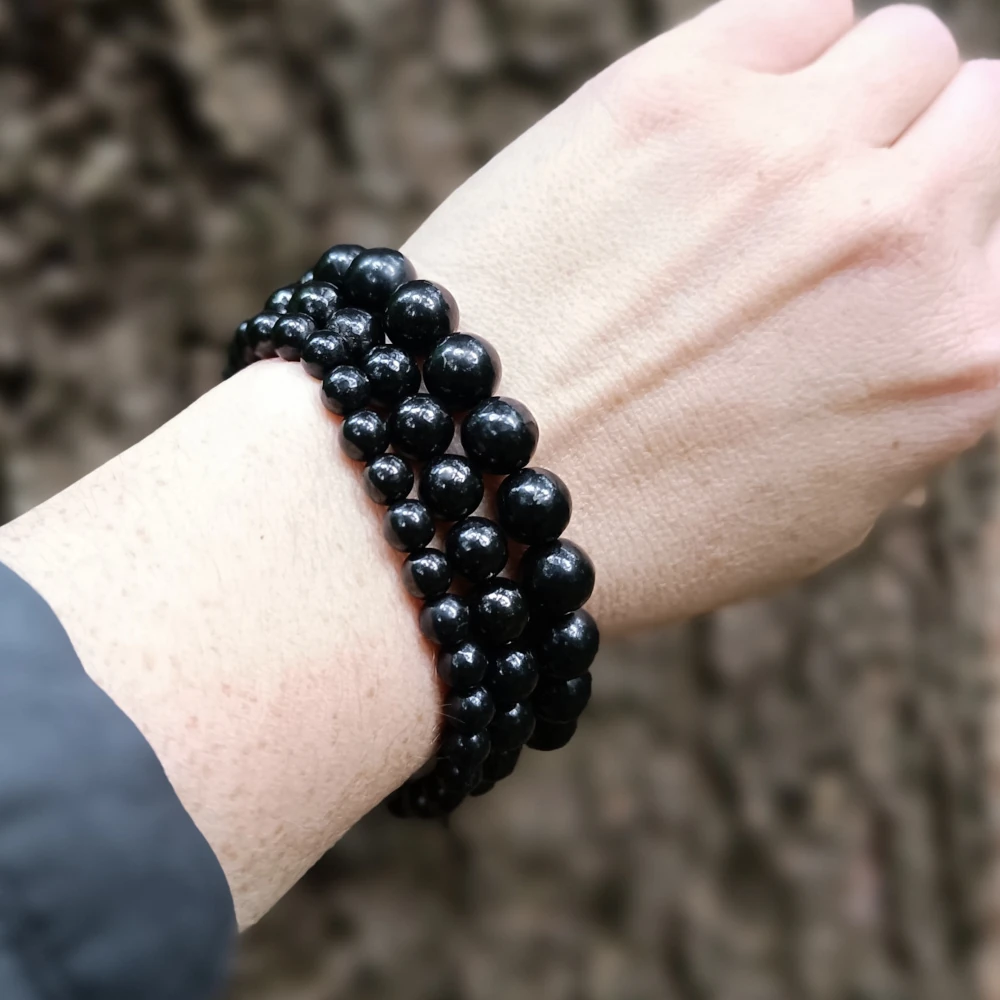 Schungit Armbaender in drei Groessen am Handgelenk