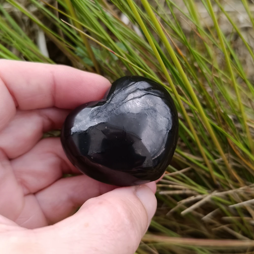 Schungit Herz in der Hand