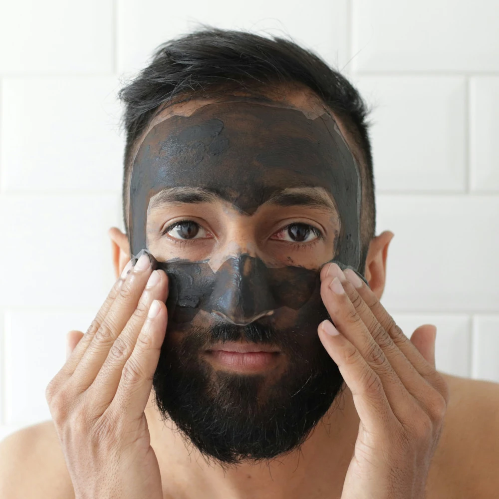 Auftragen einer Schungitpaste auf Gesichtspartien