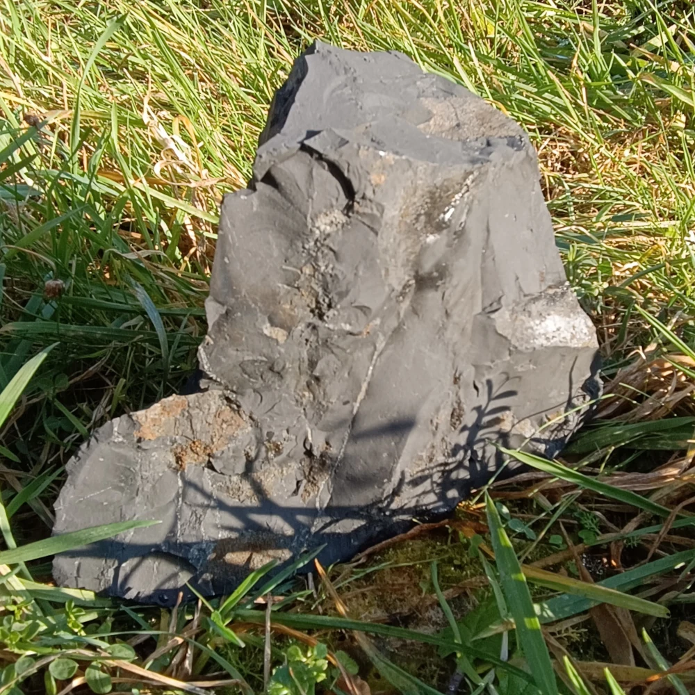 Rohstein aus Schungit als Bruchstein.