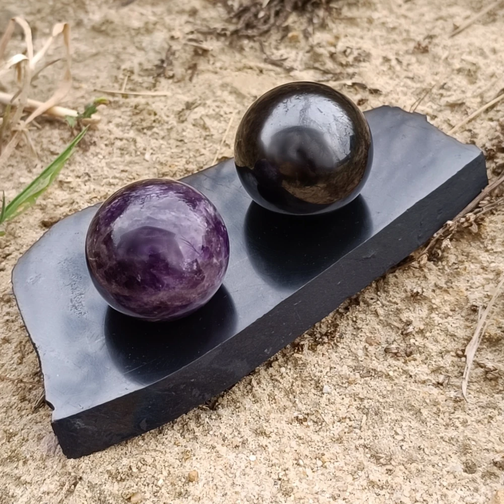 Kugelset aus Amethyst und Schungit auf Untergestell