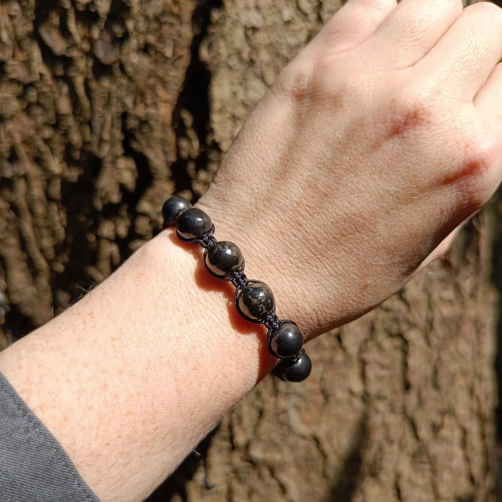 Schungit Shamballa Armband mit zehn Millimeter Perlen am Arm