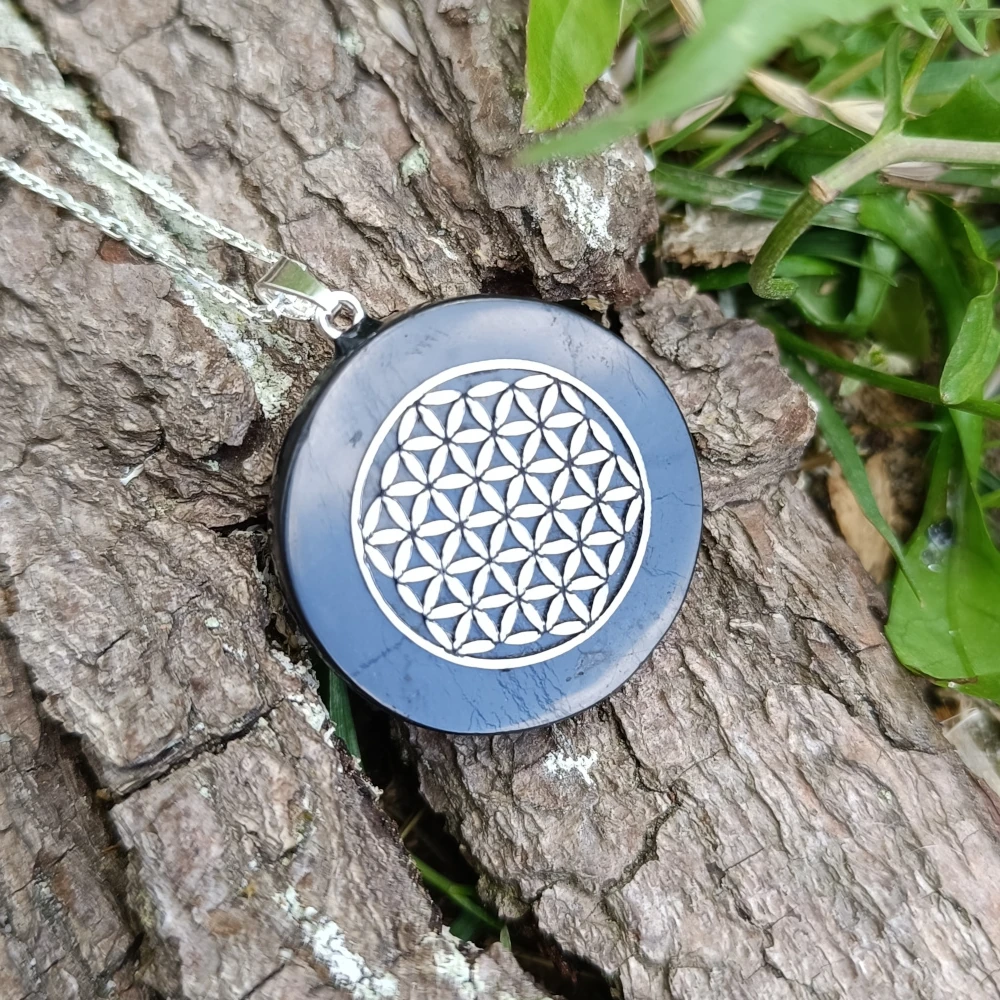 Anhaenger aus Schungit mit silber Blume des Lebens Symbol