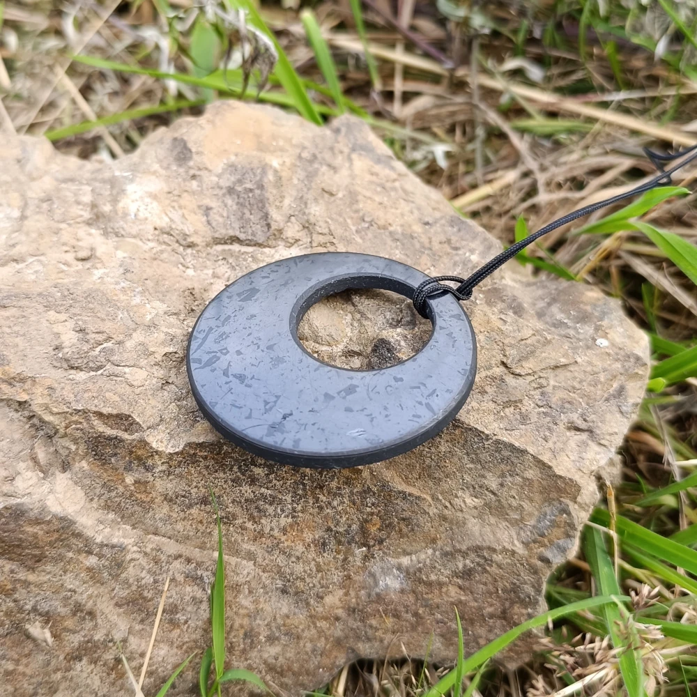 Grosser Schungit Anhaenger Huehnergott