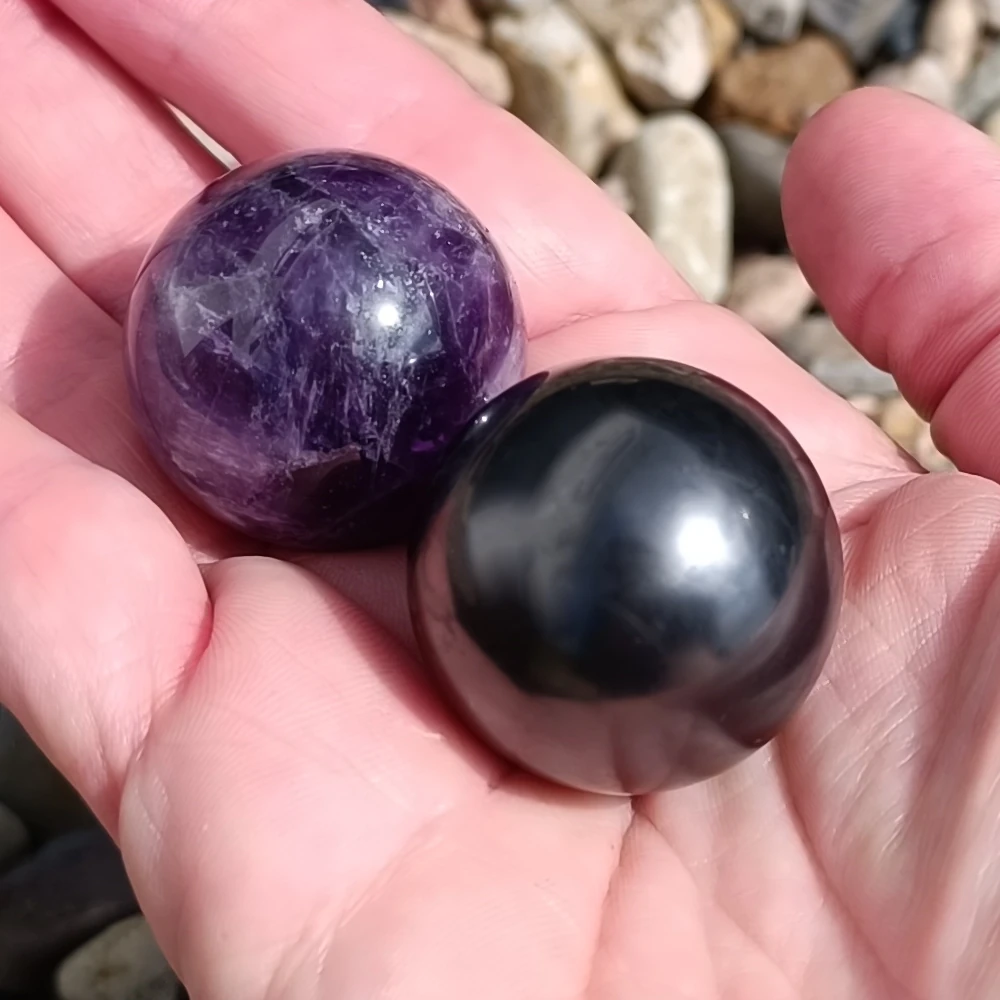 Gegensatzpaar aus Schungit und Amethyst Kugel