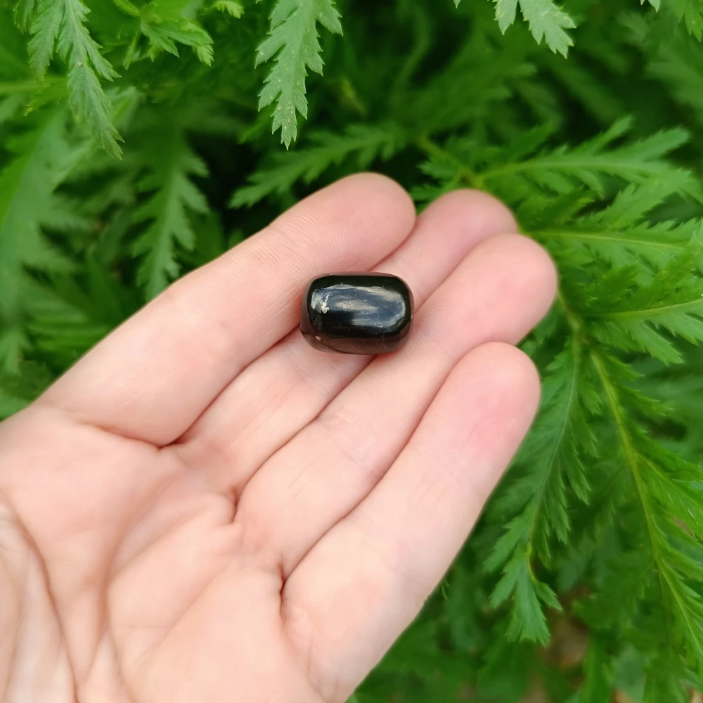 Toenchen aus Schungit in der Hand liegend