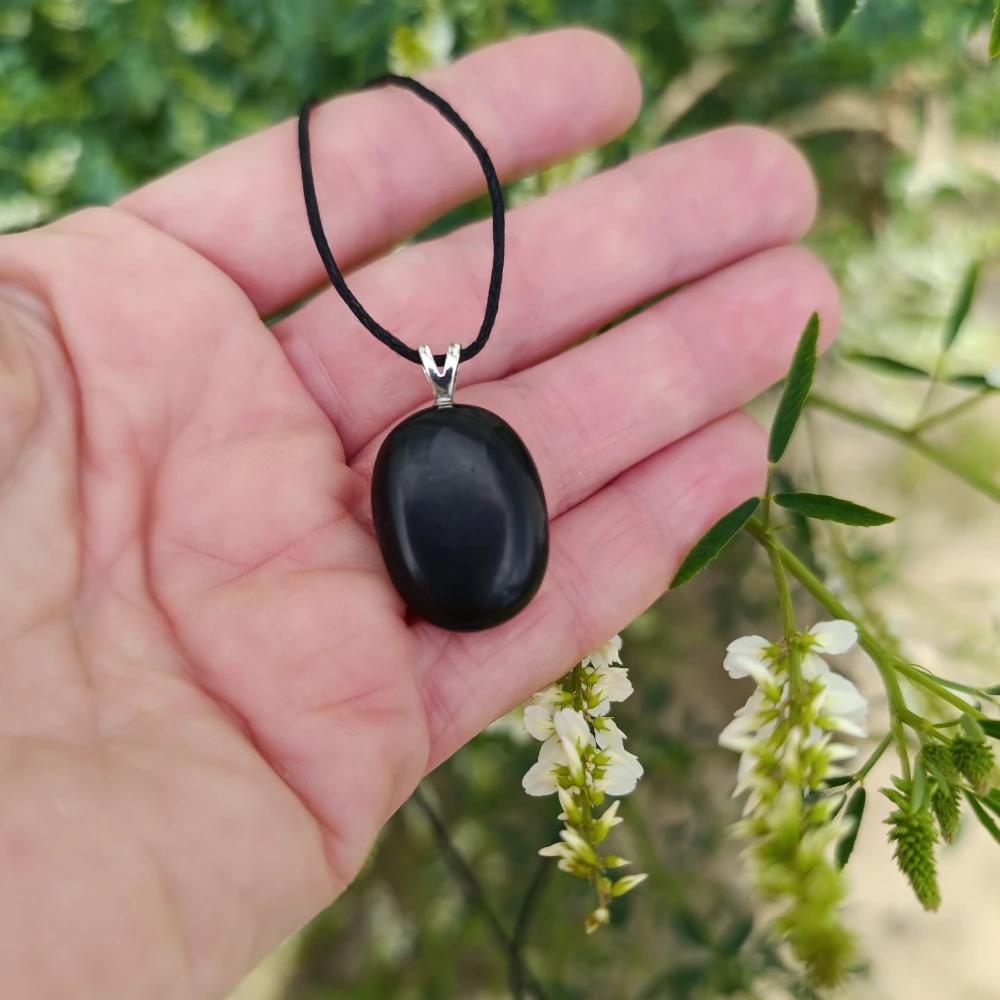 Schungit Anhänger Oval in der Hand