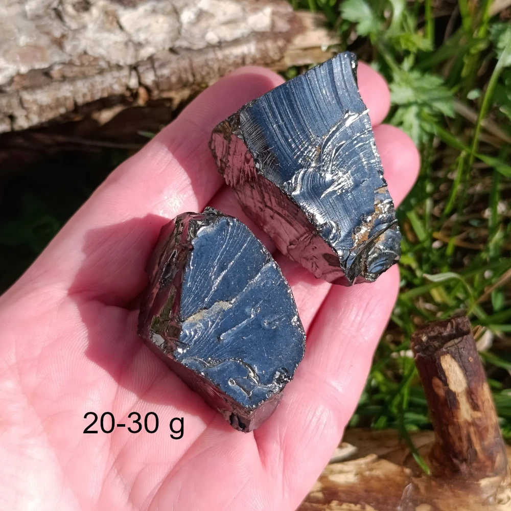 Edel-Schungite auf der Hand liegend 20-30 g.