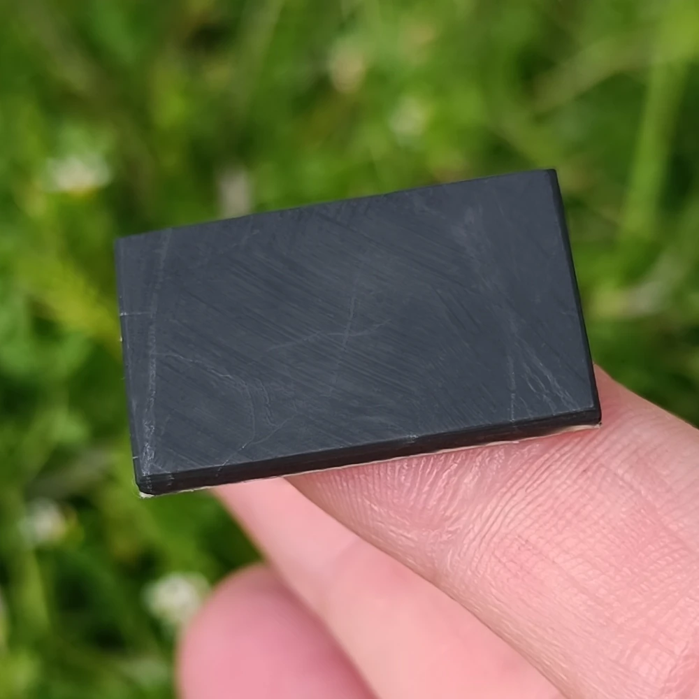 Schungit-Handyplatte am Smartphone, schwarz