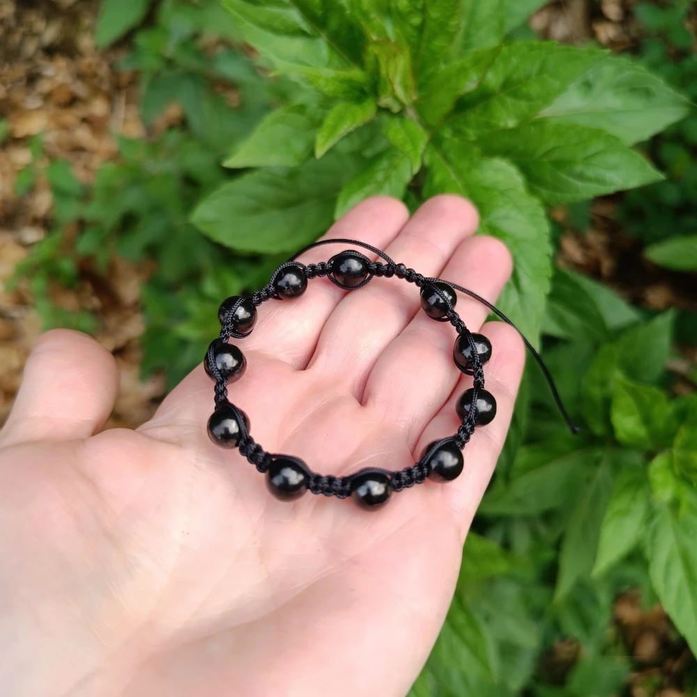 Armband aus Schungit Perlen in der Hand liegend