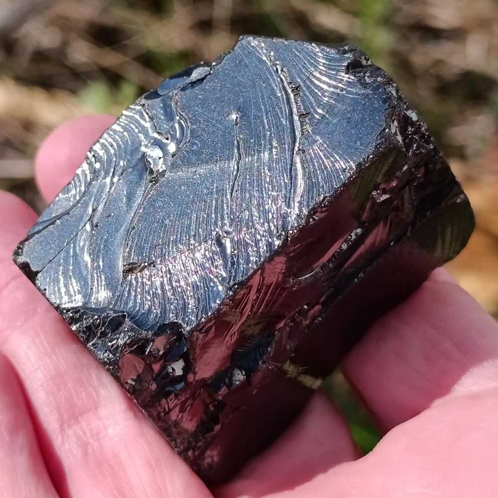 Grauschwarzer Edel-Schungit.