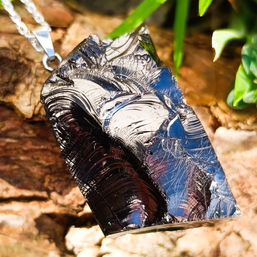 Kettenanhaenger aus Edel-Schungit in der Sonne glaenzend.