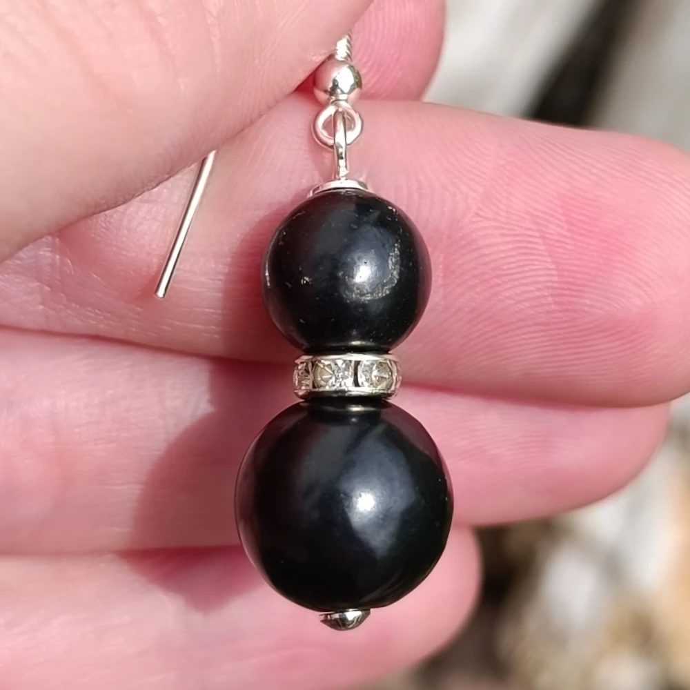 Ohrringe aus zwei Schungitperlen und Glitzerperle