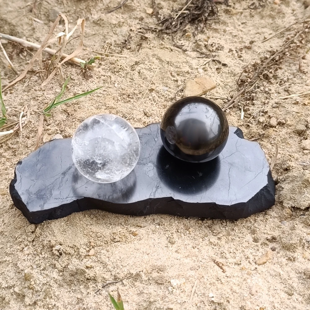 Obenansicht eines Sets aus Bergkristall und Schungit