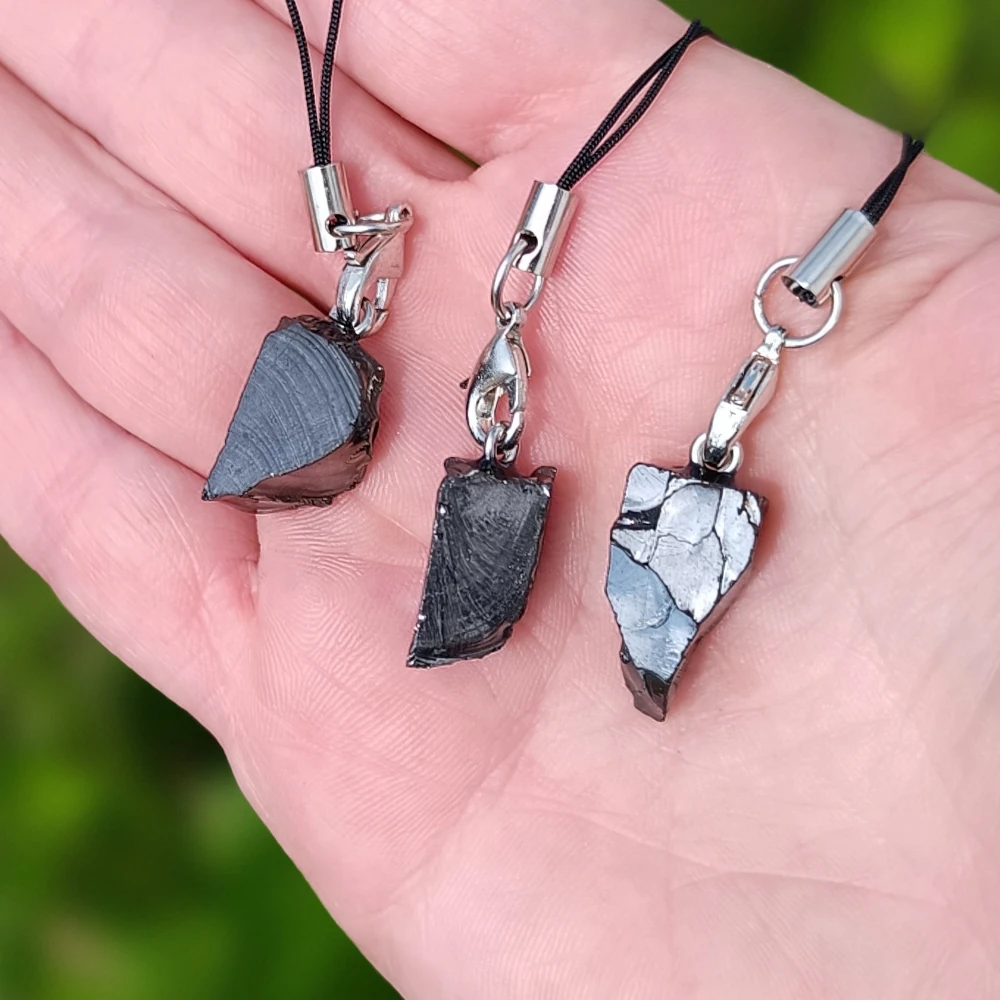 Elite-Schungit Handy-Charm, kleines metallisch glänzendes Stück