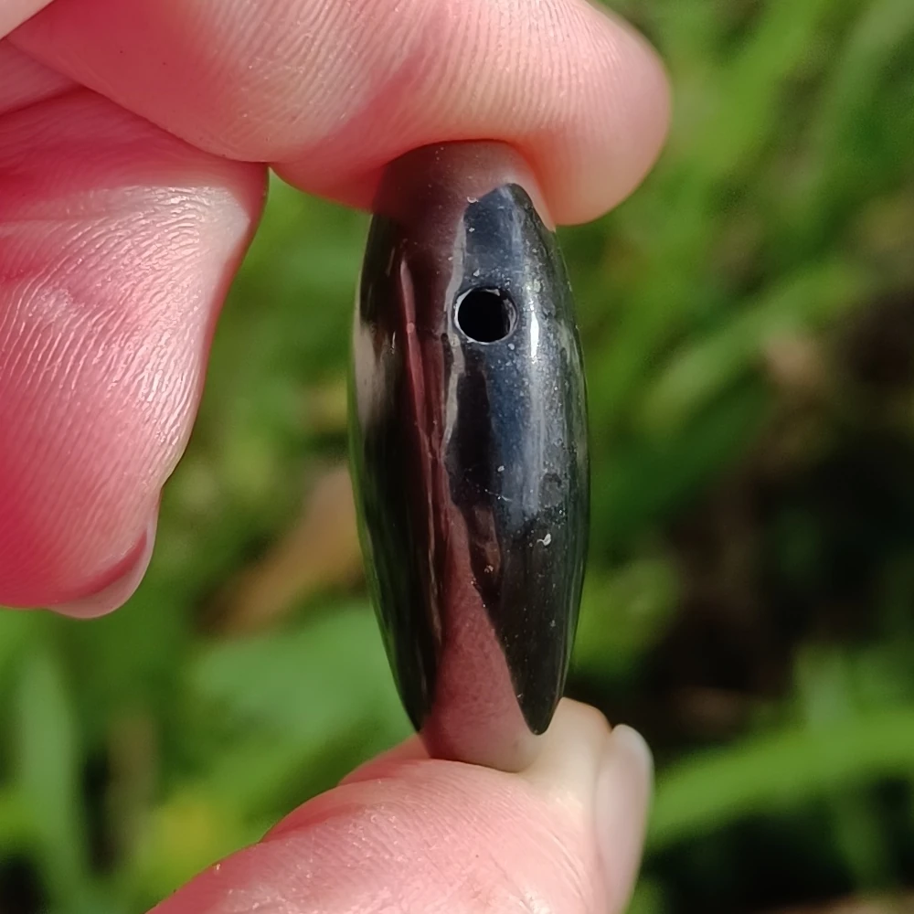 Seitenansicht eines Herzchens aus Schungit