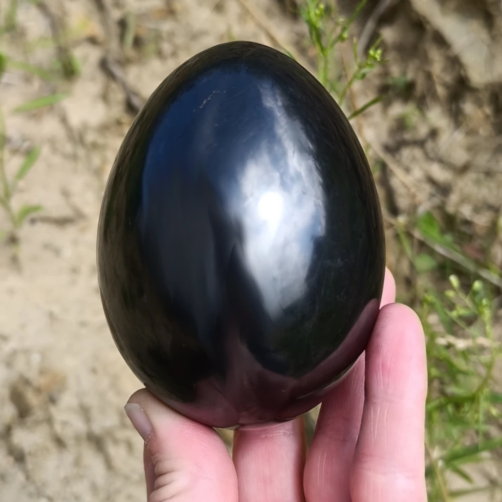 Grosses Schungit Ei in poliert in der Hand