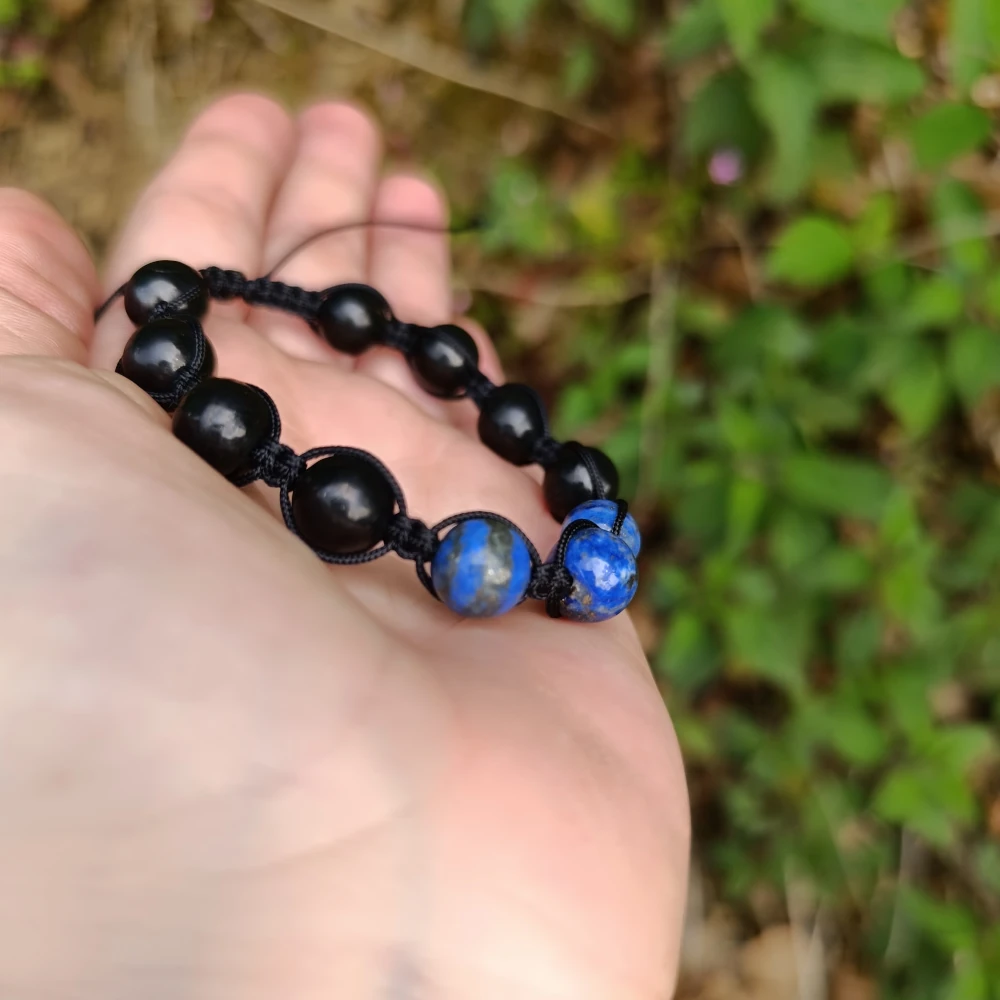 Nahaufnahme eines Armbandes aus Schungit und Lapis