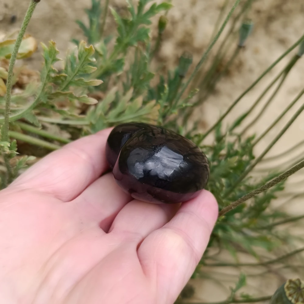 Herz aus Schungit in der Hand