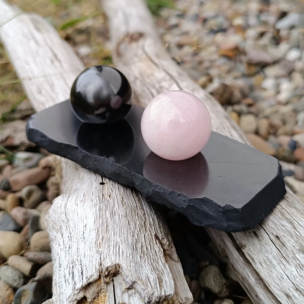 Kugelset aus Schungit und Rosenquarz Kugeln