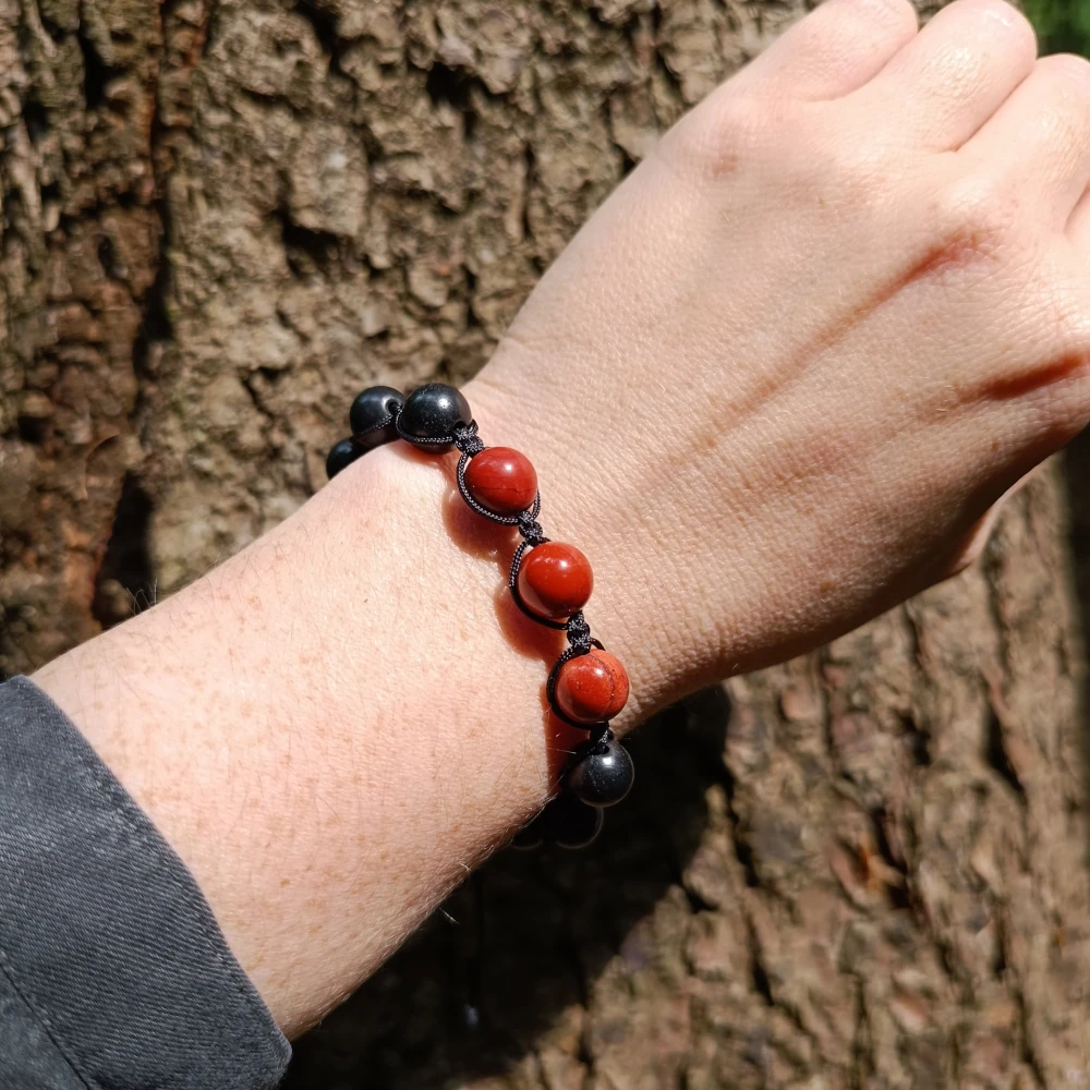 Schungit und Jaspis Armband am Handgelenk