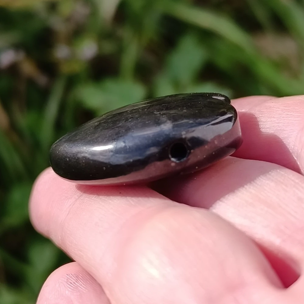 Liegendes Herzchen aus Schungit