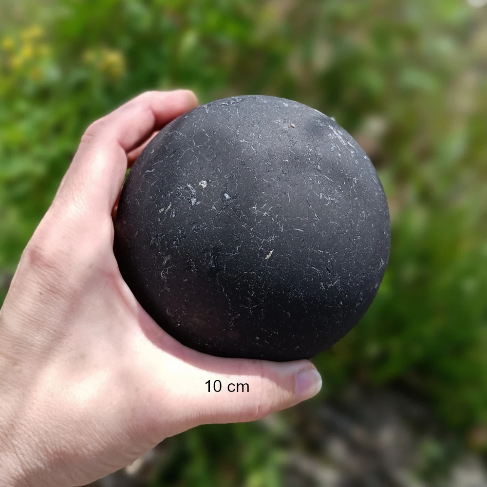 Grosse Schungitkugel in der Hand