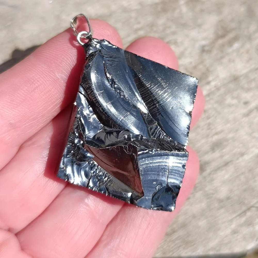 Glaenzender Edel-Schungit als Anhaenger.