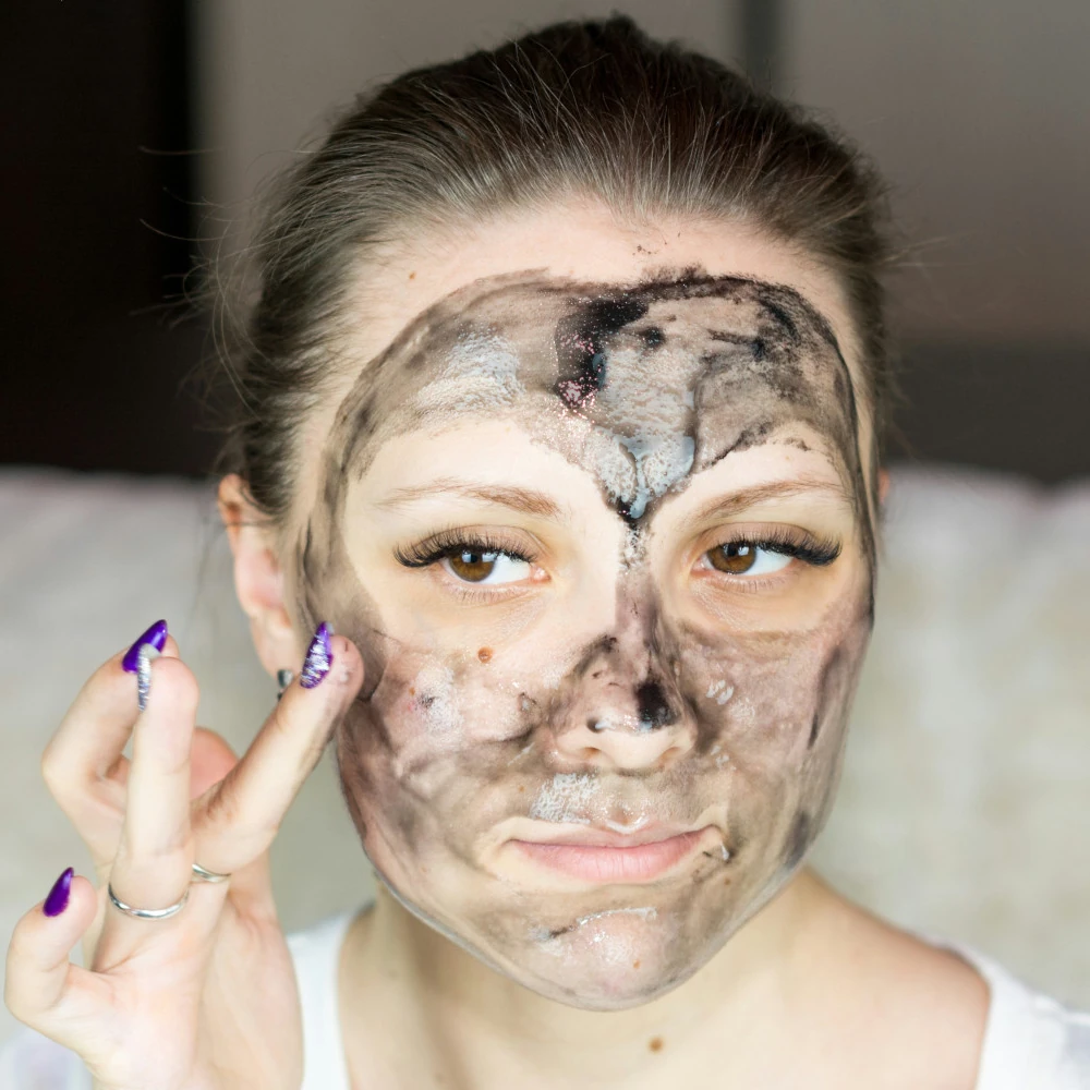 Schungit-Paste beim Auftragen auf das Gesicht