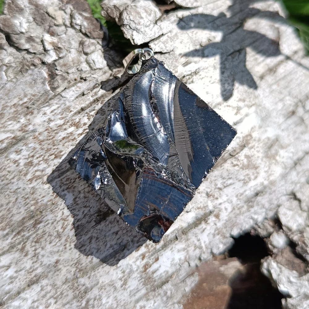 In der Sonne glaenzender Anhaenger aus Edel-Schungit.