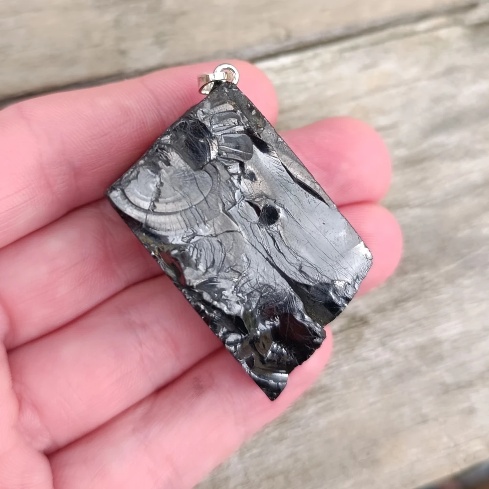 Edel-Schungit Anhänger Exklusiv-Einzelstück, grob gebrochen, metallisch glänzend