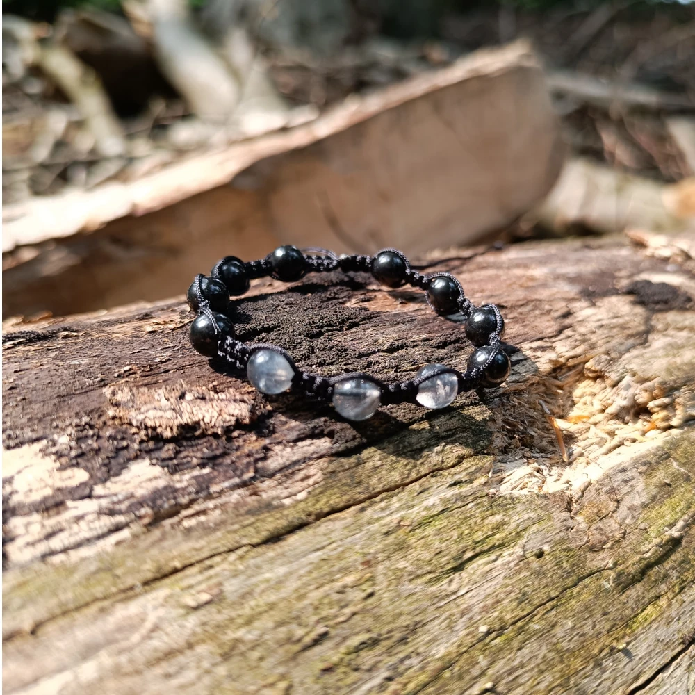 Schungit und Labradorit Armband auf Holz liegend