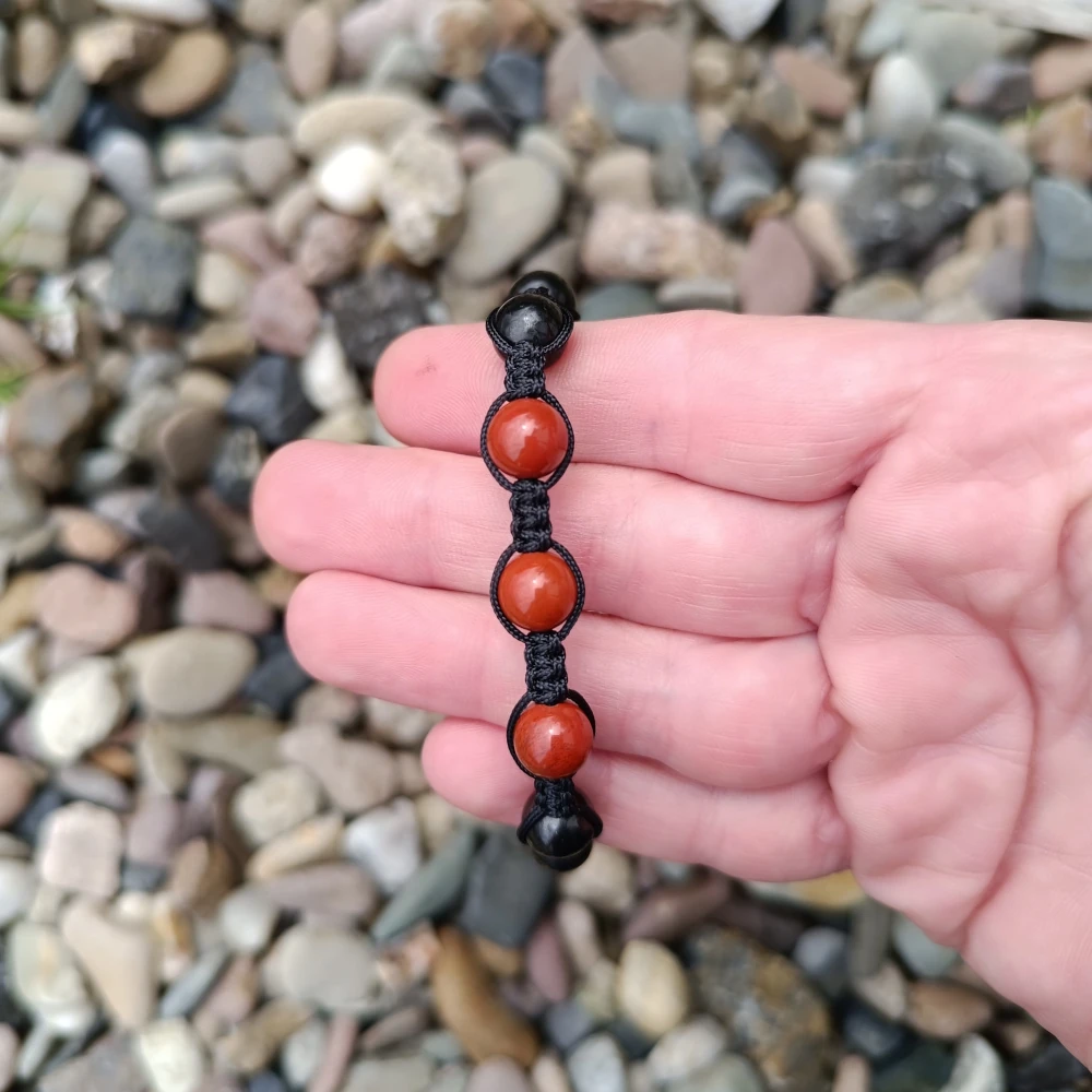 Armband aus Jaspis und Schungit in der Hand