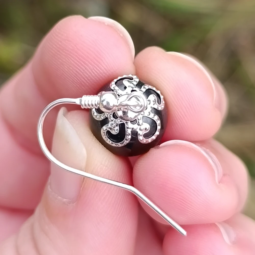 Schungit Perlenohrring mit Blumenkappe