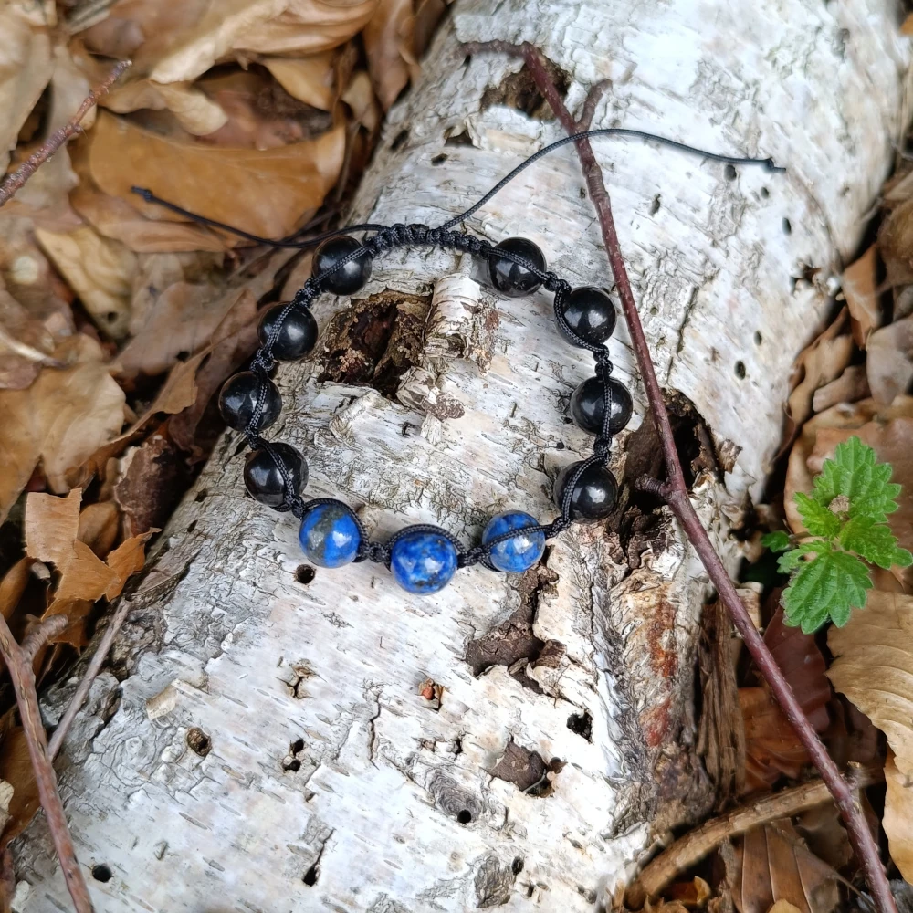 Lapislazuli Armband mit Schungit auf Holz