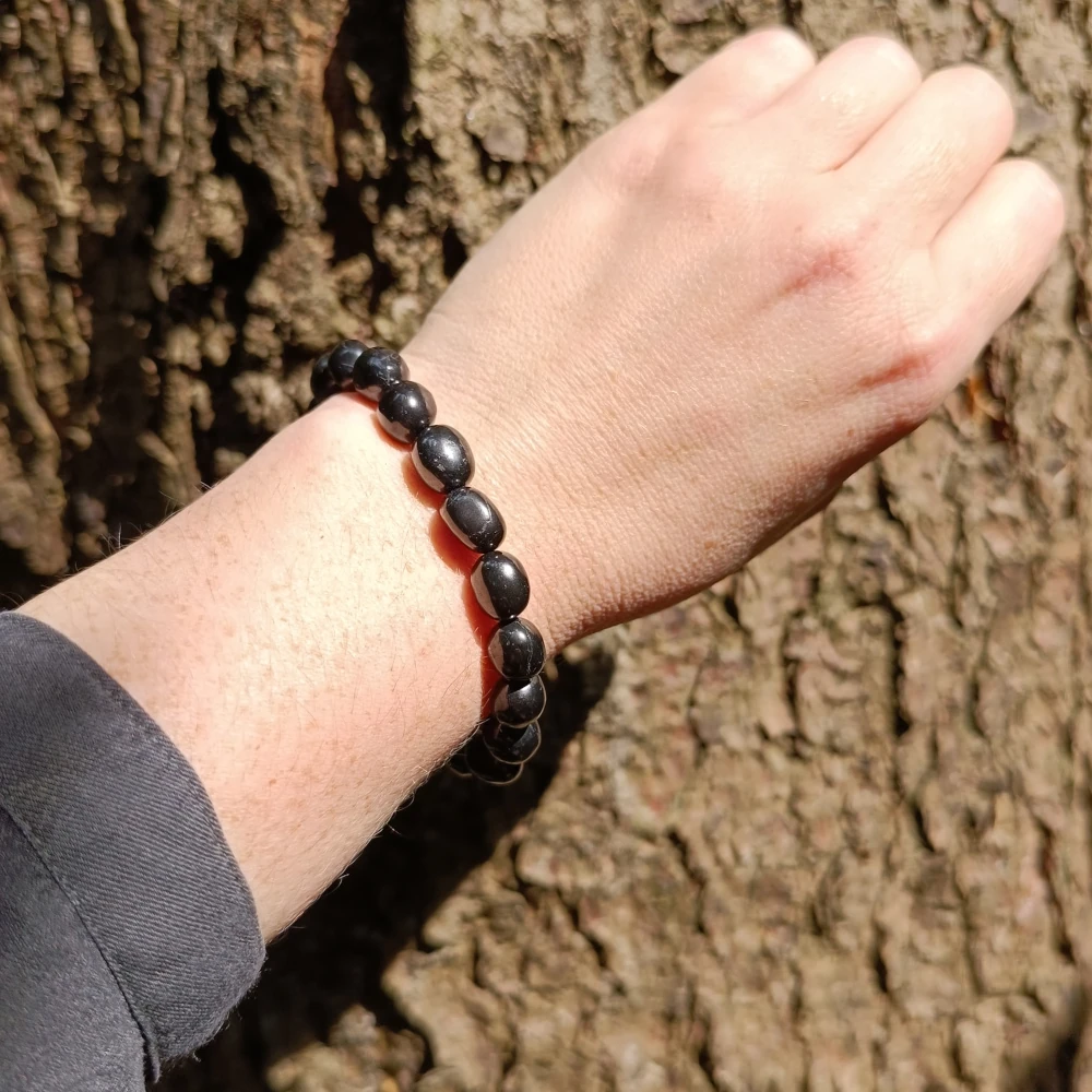 Schungit Trommelsteinarmband am Arm