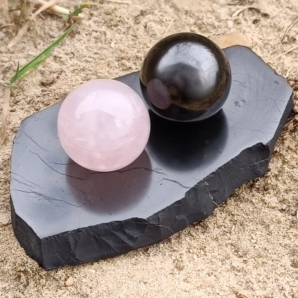 Obenansicht eines Kugelksets aus Rosenquarz und Schungit