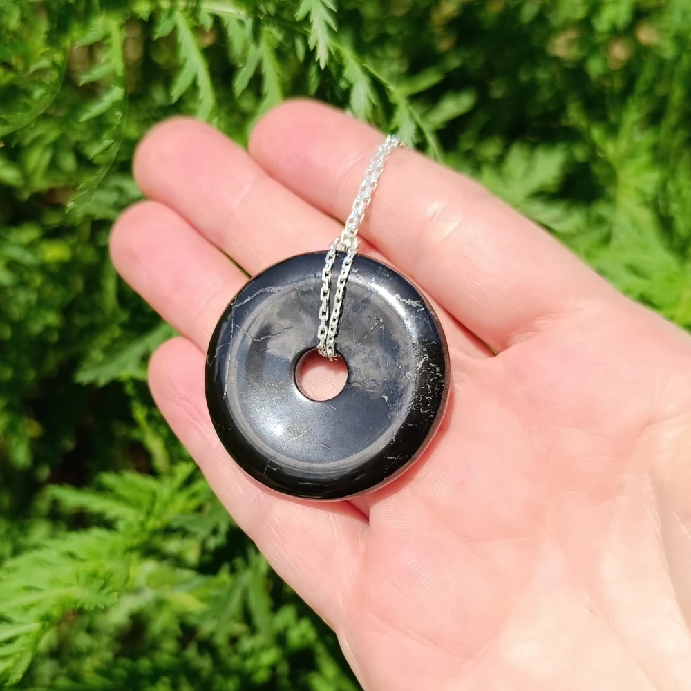 Schungit Donut bei Sonneneinstrahlung
