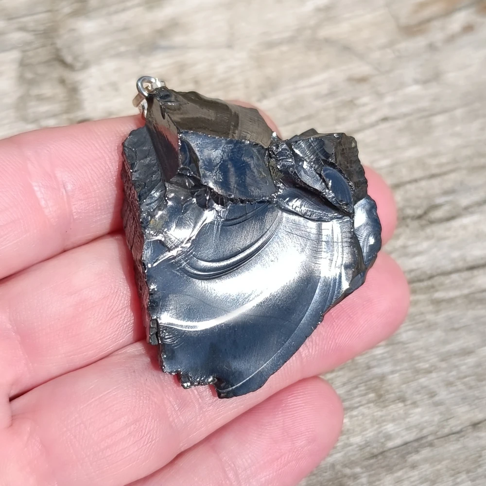 Edel-Schungit Kette, polierter Anhänger, dunkelgrau