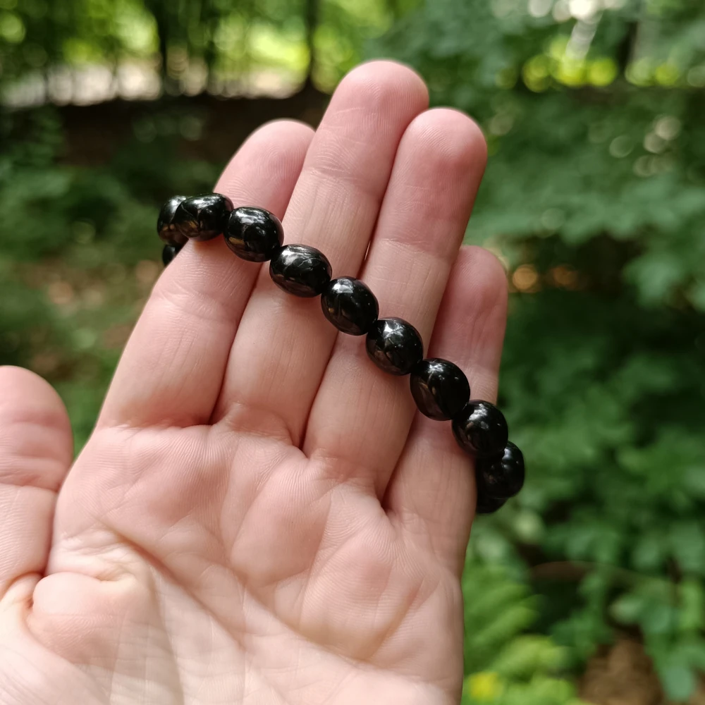 Trommelsteinarmband aus Schungit im Schatten