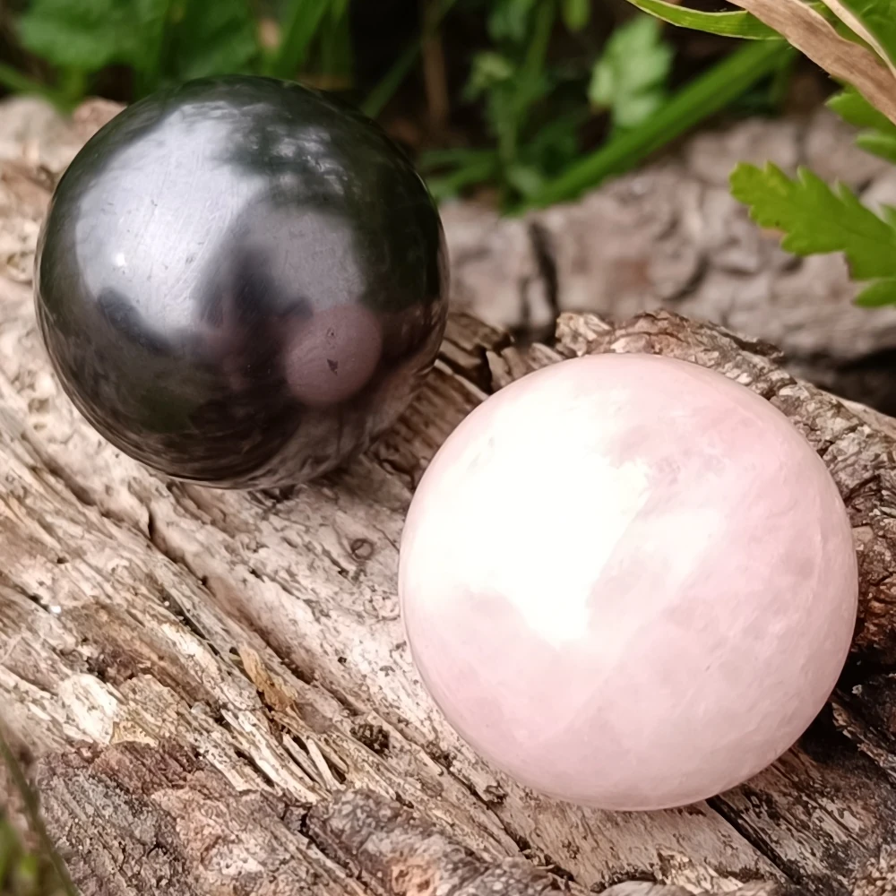 Rosenquarz und Schungit Kugel auf Holz