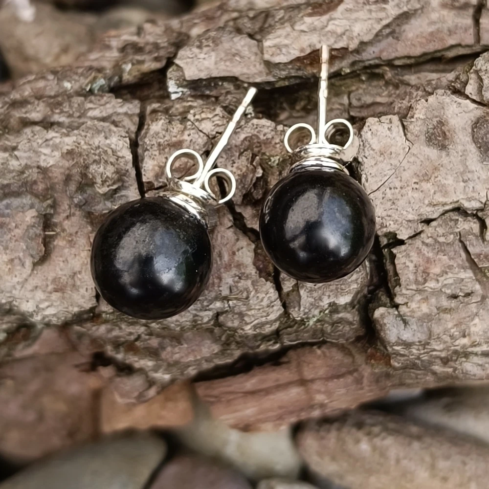 Ohrstecker aus Schungit in Kugelform